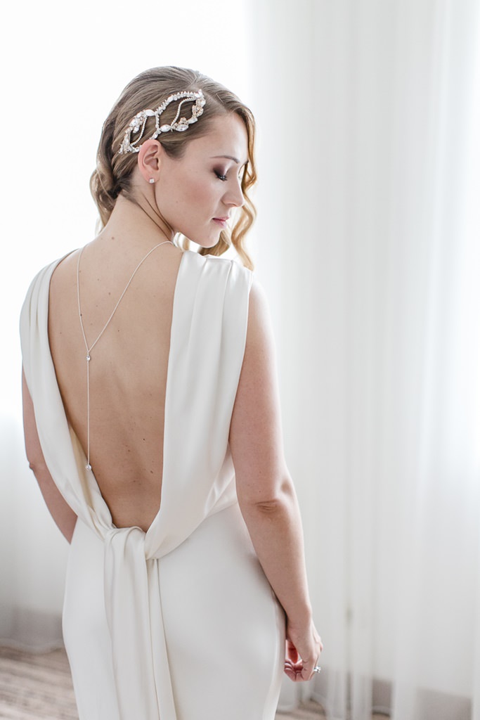 Brautportrait von einer Braut in einem Brautkleid mit tiefem Rückenausschnitt | Foto: Hanna Witte