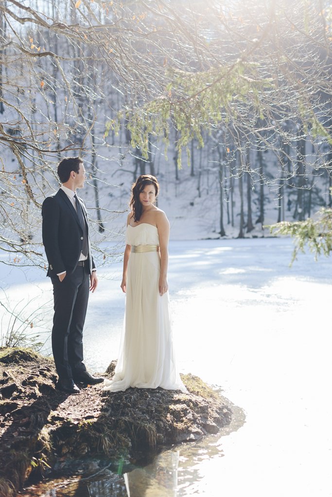 Paarfoto von Braut und Bräutigam in einem verschneiten Wald | Foto: Hanna Witte