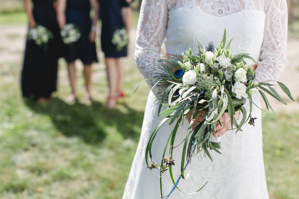 Hochzeitsfoto von einem hübschen Brautstrauß mit Pfauenfedern | Foto von Hochzeitsfotografin Hanna Witte