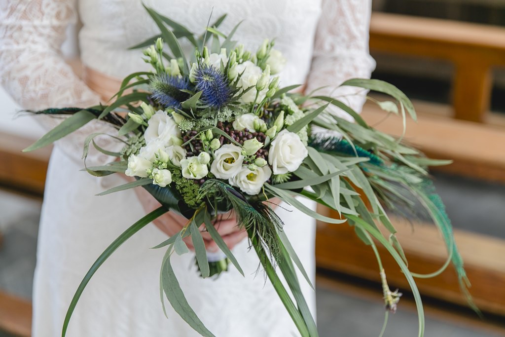 Brautstrauß in Weiß und Grün mit trendigen Disteln