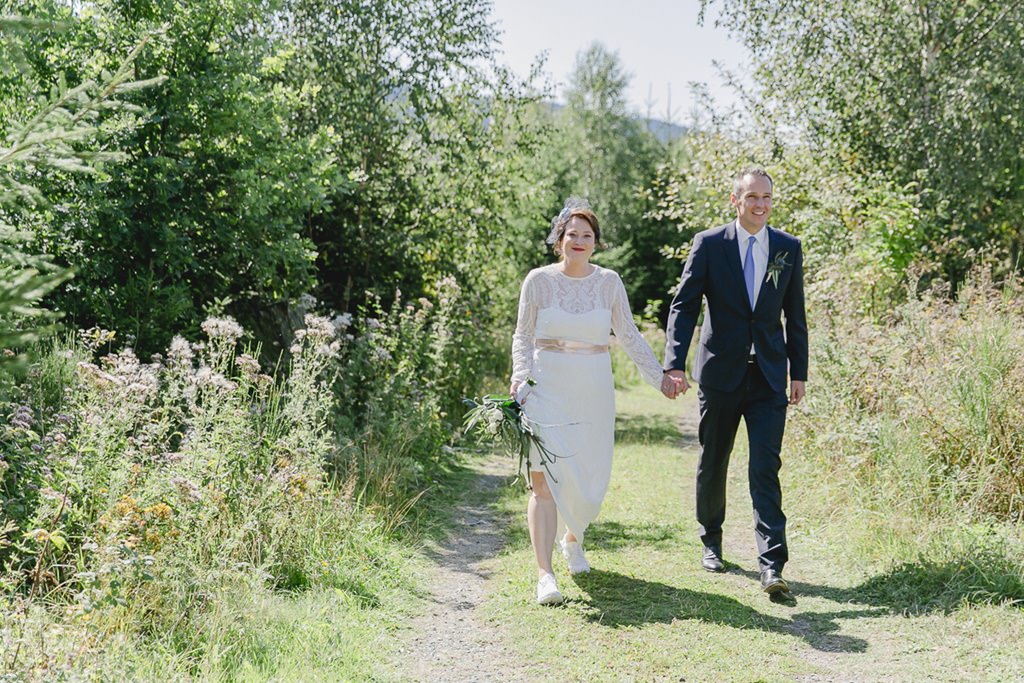 Hochzeitsfoto von Braut und Bräutigam auf dem Weg zur kirchlichen Trauung im Sauerland | Foto von Hochzeitsfotografin Hanna Witte