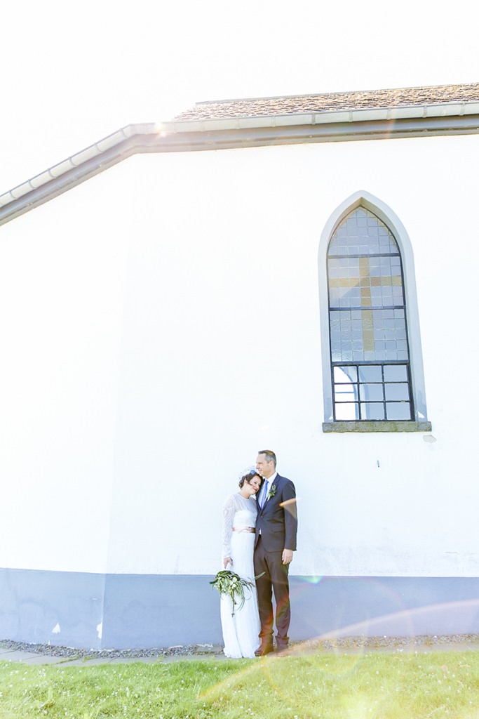 Hochzeit im Sauerland mit Paarshooting vor einer kleinen Kapelle | Foto von Hochzeitsfotografin Hanna Witte