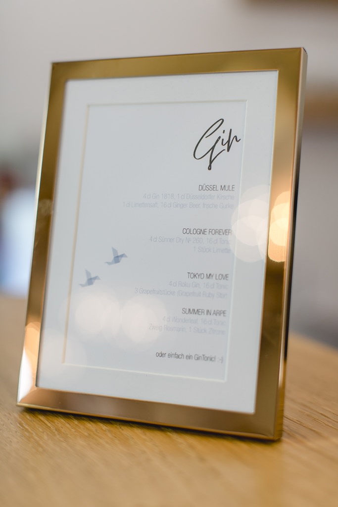 Hochzeitsdrinks mit Gin - Drinkkarte als Hochzeitsdeko | Foto von Hochzeitsfotografin Hanna Witte
