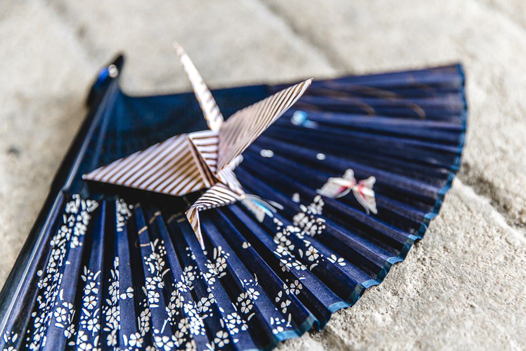 japanischer, blauer Fächer als Hochzeitsdeko | Foto von Hochzeitsfotografin Hanna Witte