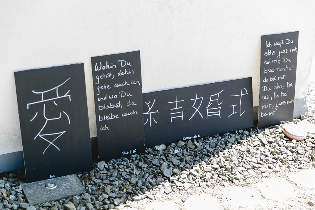 Hochzeitsdeko mit Kreidetafeln, auf denen japanische Schriftzeichen stehen | Foto von Hochzeitsfotografin Hanna Witte