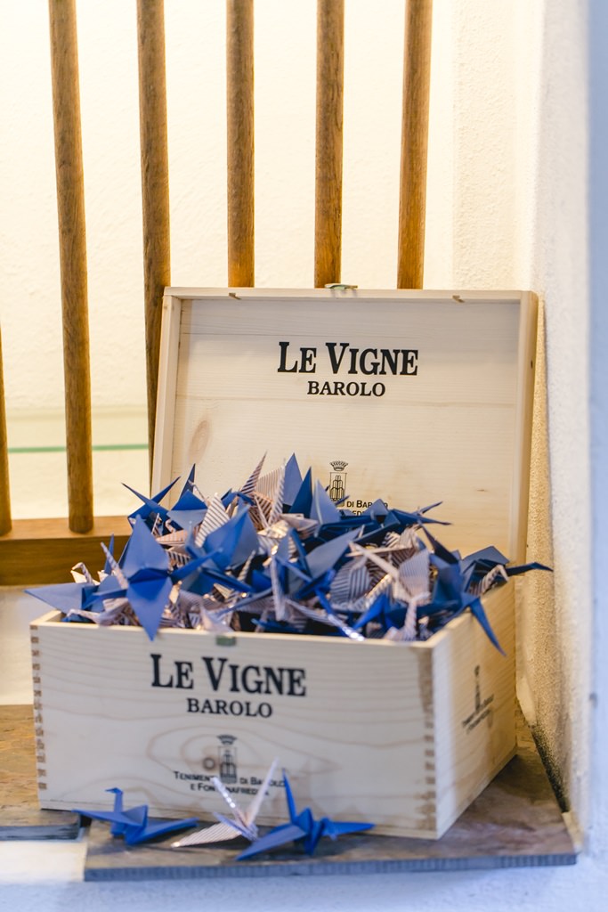 Origami in Blau und Weiß liegt als Hochzeitsdeko in einer Holzkiste | Foto von Hochzeitsfotografin Hanna Witte