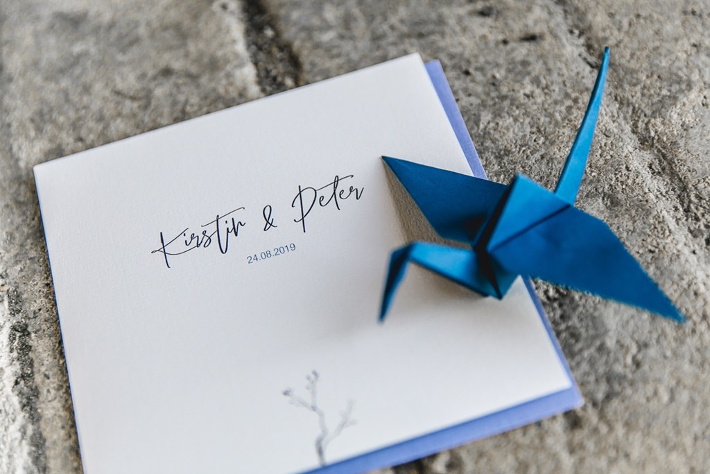 Schlichte Hocchzeitseinladung in Weiß und Blau | Foto von Hochzeitsfotografin Hanna Witte