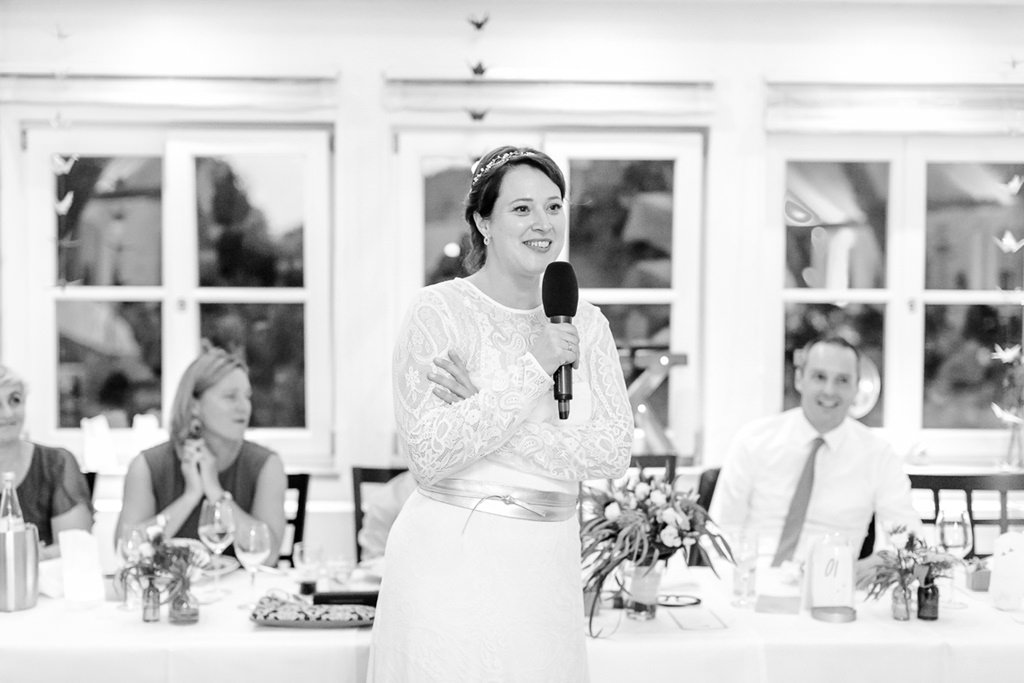Hochzeitsfoto von der Braut während ihrer Rede bei der Hochzeitsfeier | Foto von Hochzeitsfotografin Hanna Witte