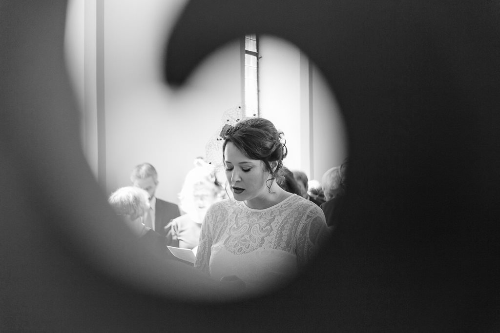 die Braut kurz vor der kirchlichen Trauung | Foto von Hochzeitsfotografin Hanna Witte