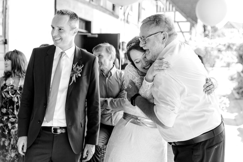 emotionales Hochzeitsfoto von der Braut bei der Umarmung mit ihrem Vater | Foto von Hochzeitsfotografin Hanna Witte