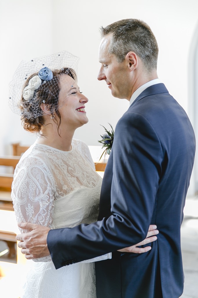 Paarfoto von Braut und Bräutigam, die Arm in Arm in der Kapelle stehen | Foto von Hochzeitsfotografin Hanna Witte