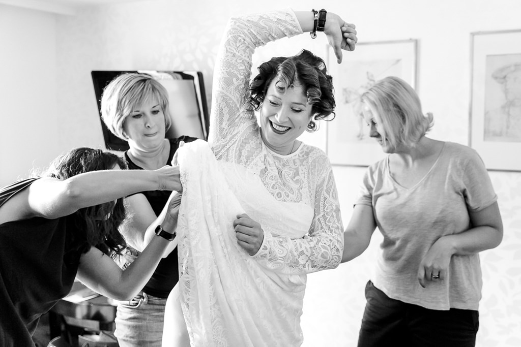 die Braut zieht beim Getting Ready ihr Brautkleid an | Foto von Hochzeitsfotografin Hanna Witte
