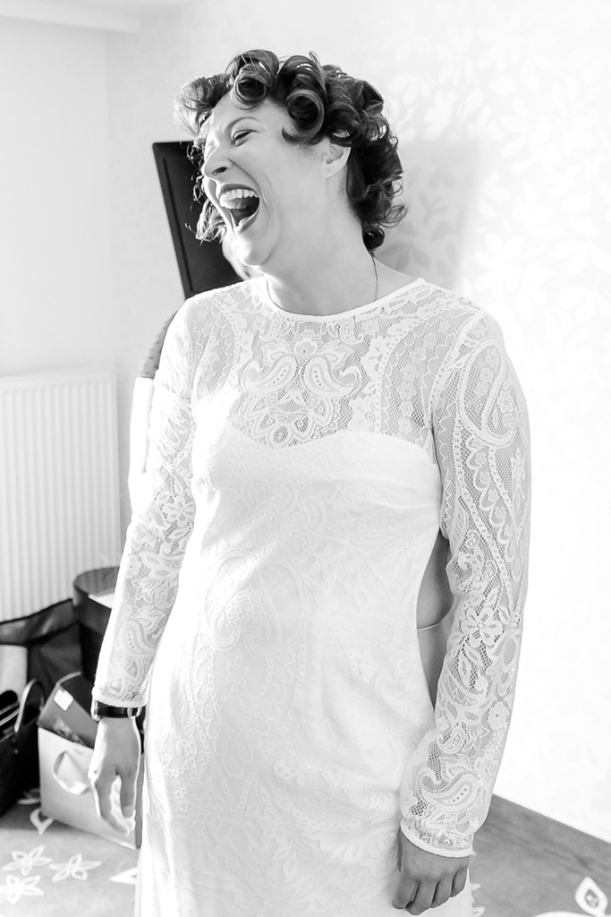 die Braut lacht beim Getting Ready | Foto von Hochzeitsfotografin Hanna Witte