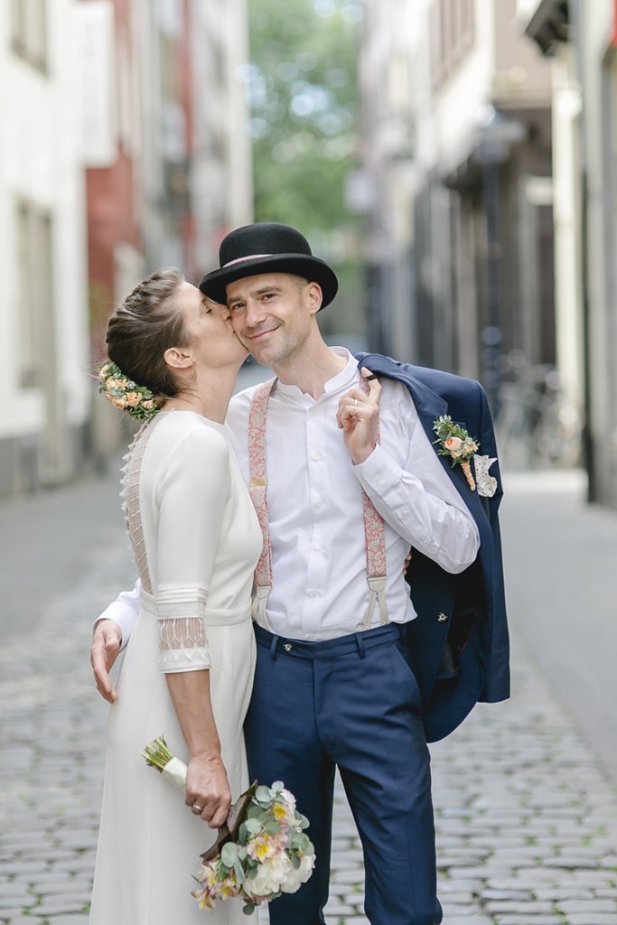 Hochzeitsfoto von Braut und Bräutigam beim Paarshooting in der Kölner Altstadt | Foto: Hanna Witte