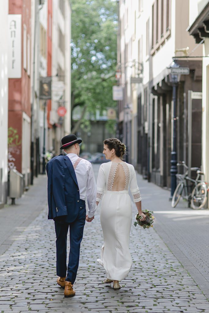 Hochzeitsfoto von Braut und Bräutigam beim Paarshooting in der Kölner Altstadt | Foto: Hanna Witte