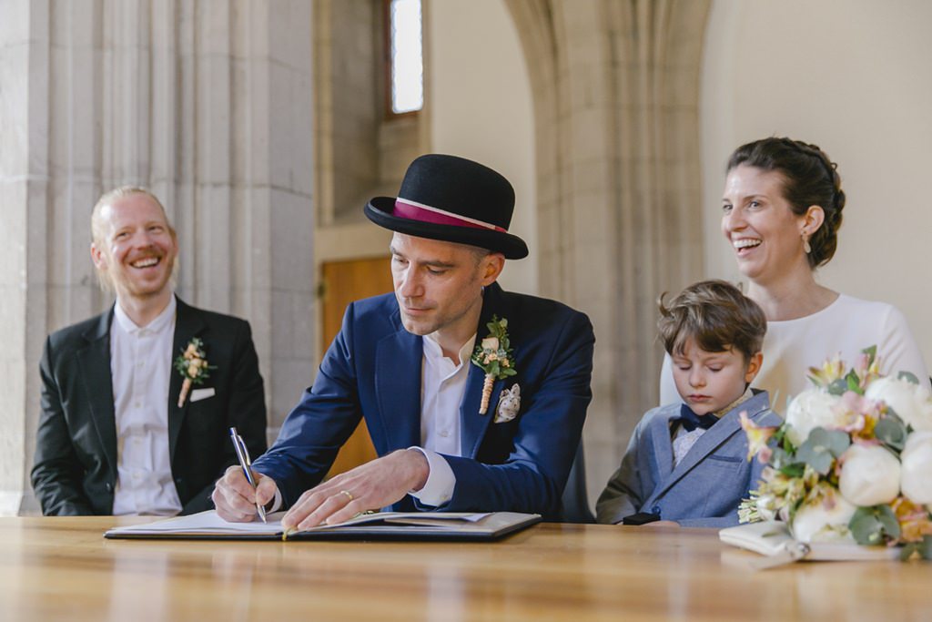 der Bräutigam unterschreibt die Hochzeitsurkunde | Foto: Hanna Witte