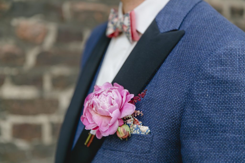 rosafarbene Pfingstrose als Blumenanstecker für den Bräutigam | Foto: Hanna Witte