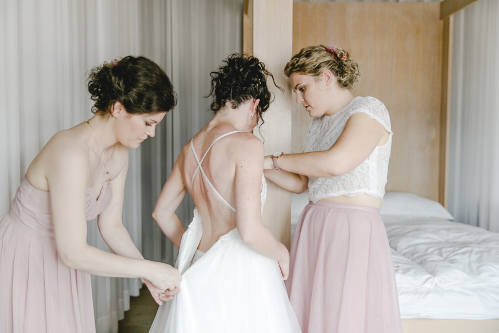 die Brautjungfern helfen der Braut beim Anziehen des Brautkleides | Foto: Hanna Witte