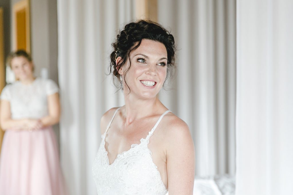 eine glückliche Braut beim Getting Ready | Foto: Hanna Witte