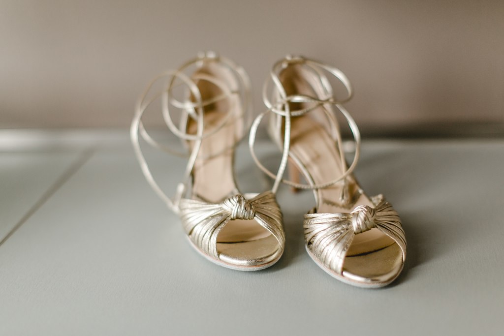 Goldene Brautschuhe mit Riemchen von Rachel Simpson | Foto: Hanna Witte