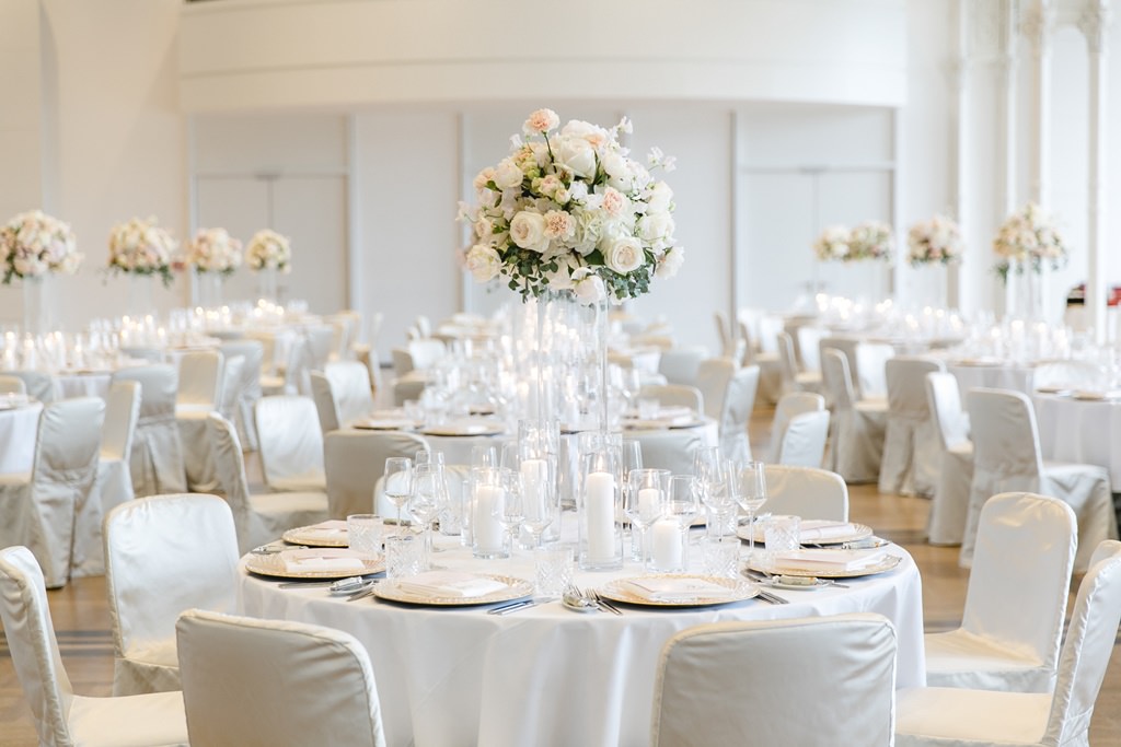 Tischdekoration in Weiß, Gold und Rosa bei einer Hochzeit in der Flora Köln | Foto: Hanna Witte