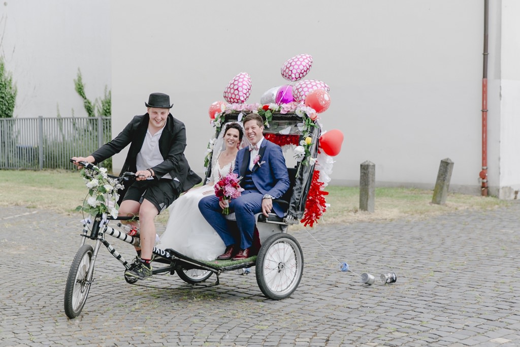 Braut und Bräutigam machen nach der kirchlichen Trauung eine Fahrt in einer geschmückten Rikscha | Foto: Hanna Witte