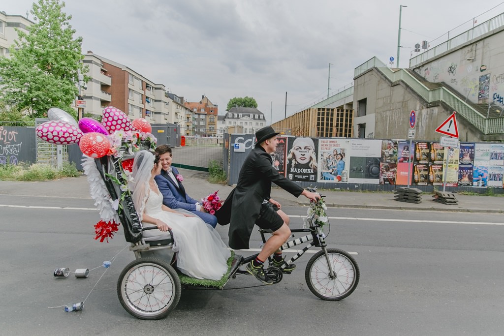Braut und Bräutigam machen nach der kirchlichen Trauung eine Fahrt in einer geschmückten Rikscha | Foto: Hanna Witte