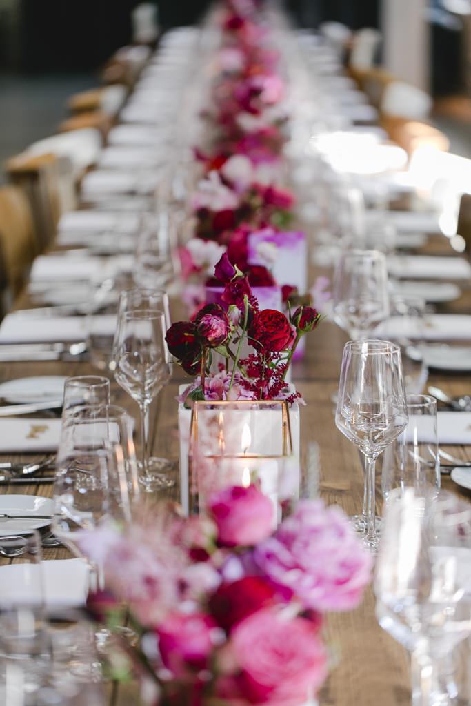 Tischdeko mit Hochzeitsblumen in Rosa, Pink und Rot | Foto: Hanna Witte