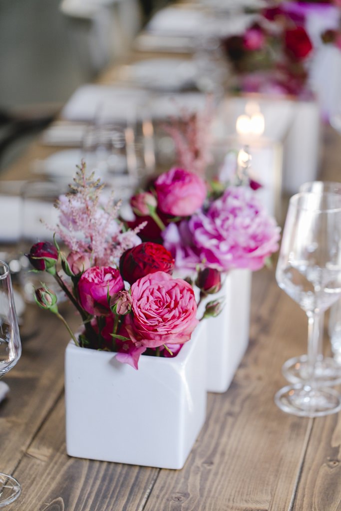 Tischdeko mit Hochzeitsblumen in Rosa, Pink und Rot | Foto: Hanna Witte