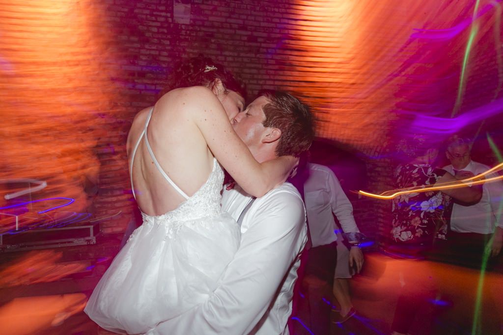 Braut und Bräutigam küssen sich beim Hochzeitstanz | Foto: Hanna Witte