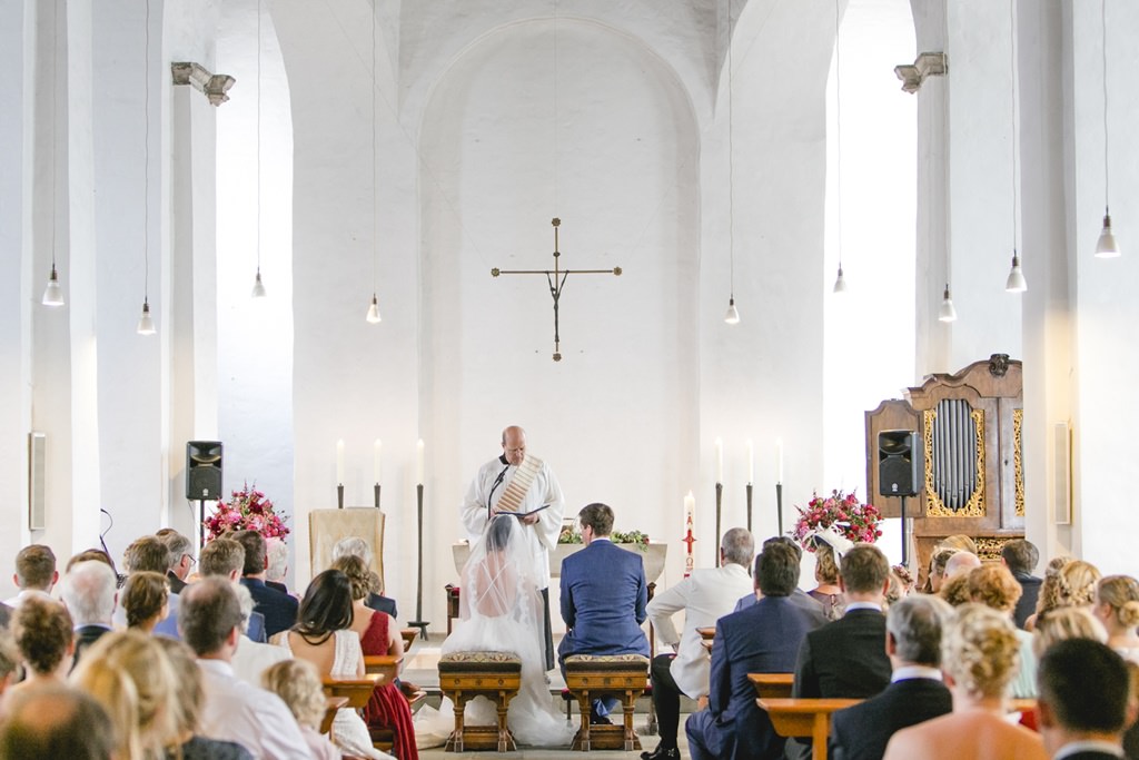 Braut und Bräutigam während der Trauung in der St. Clemens Kirche in Köln | Foto: Hanna Witte
