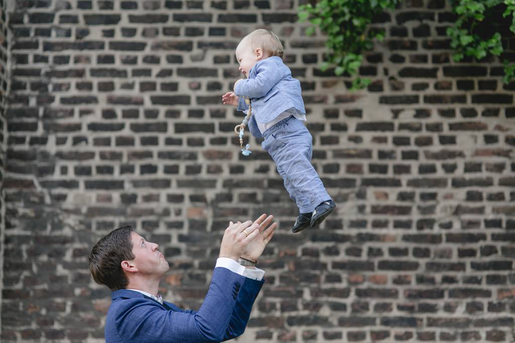 der Bräutigam wirft seinen Sohn in die Luft | Foto: Hanna Witte