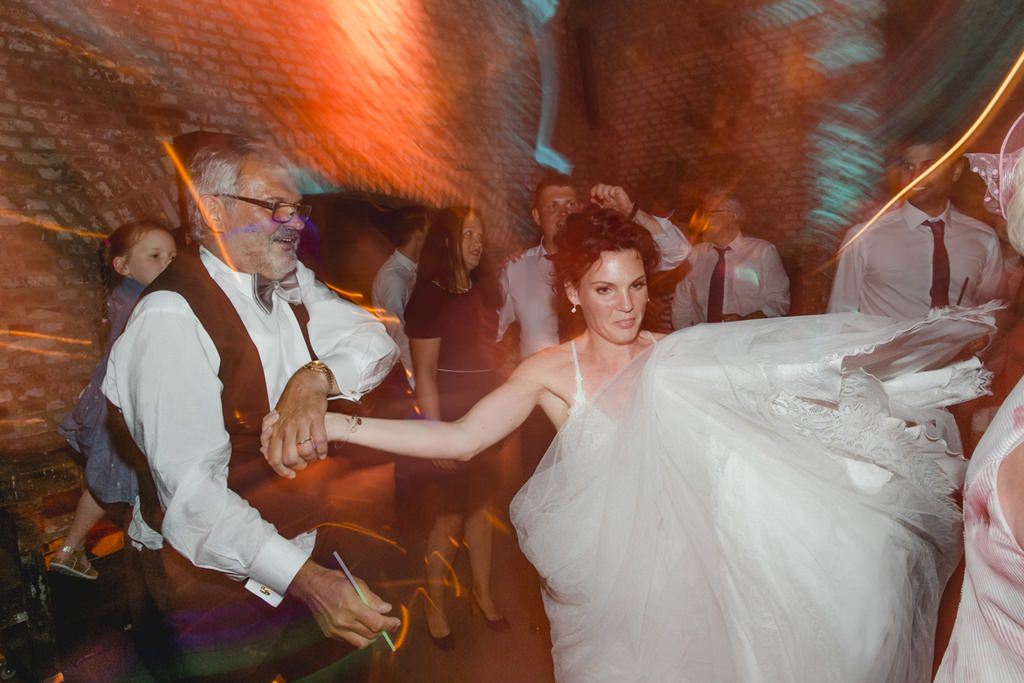 die Braut tanzt ausgelassen während der Hochzeitsparty | Foto: Hanna Witte