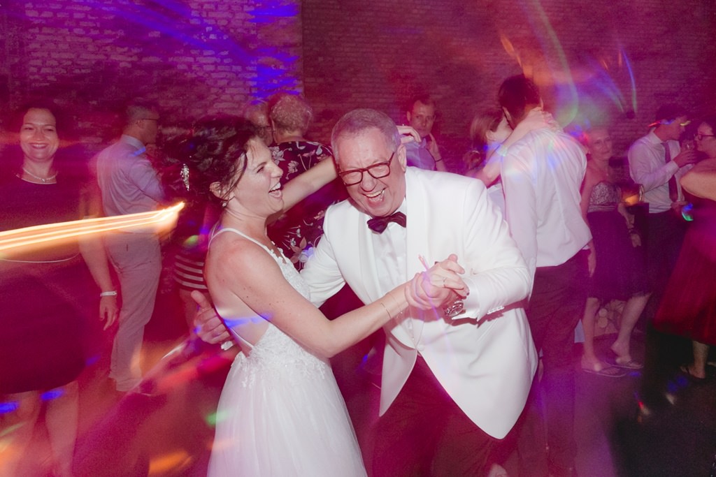 die Braut tanzt ausgelassen während der Hochzeitsparty | Foto: Hanna Witte