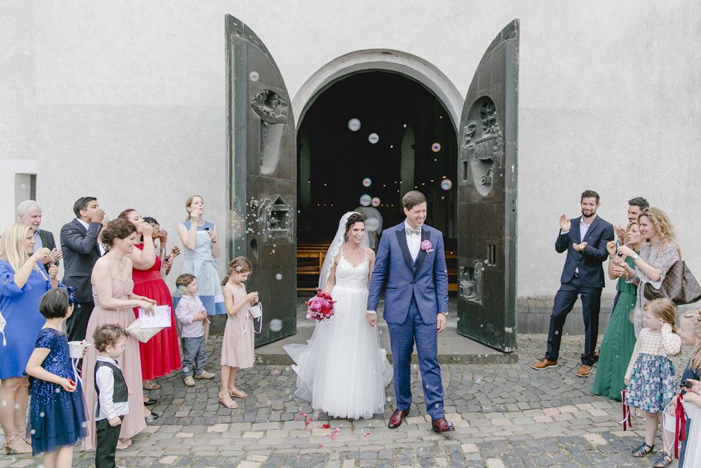 Braut und Bräutigam beim Auszug nach der Trauung in der St. Clemens Kirche in Köln | Foto: Hanna Witte