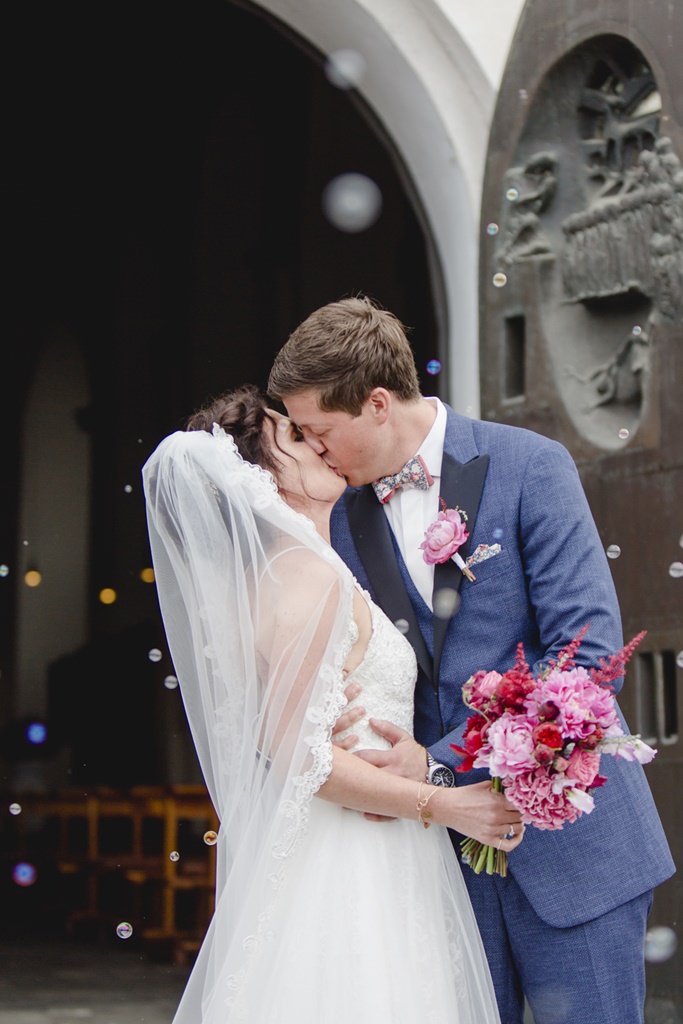 Braut und Bräutigam küssen sich nach der Trauung in der St. Clemens Kirche in Köln | Foto: Hanna Witte