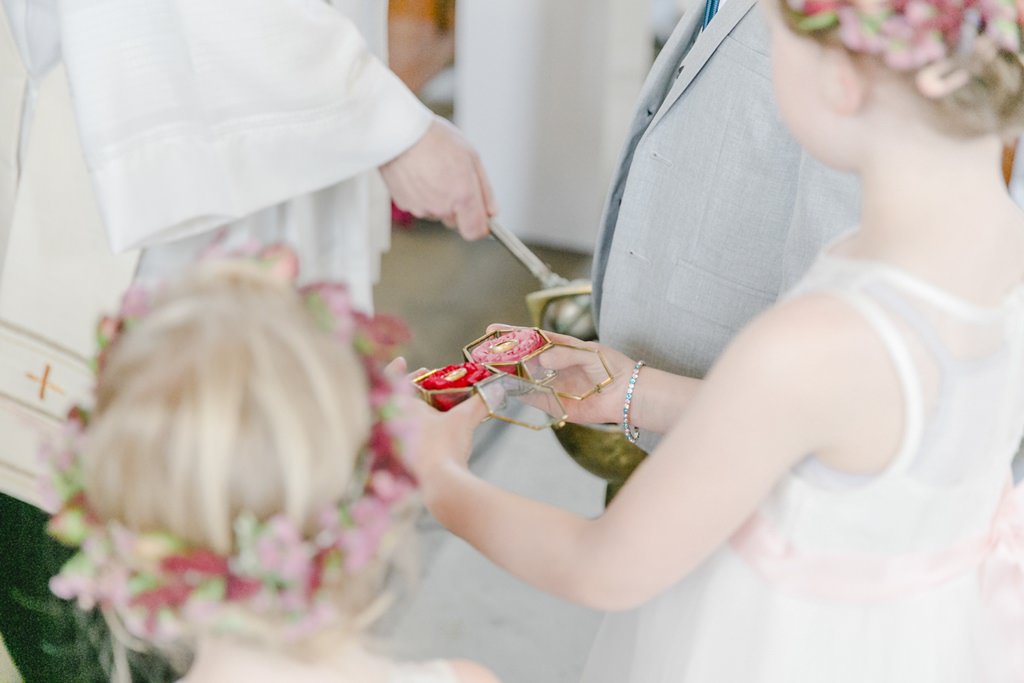 Blumenkinder bringen die Trauringe während der kirchlichen Trauung | Foto: Hanna Witte