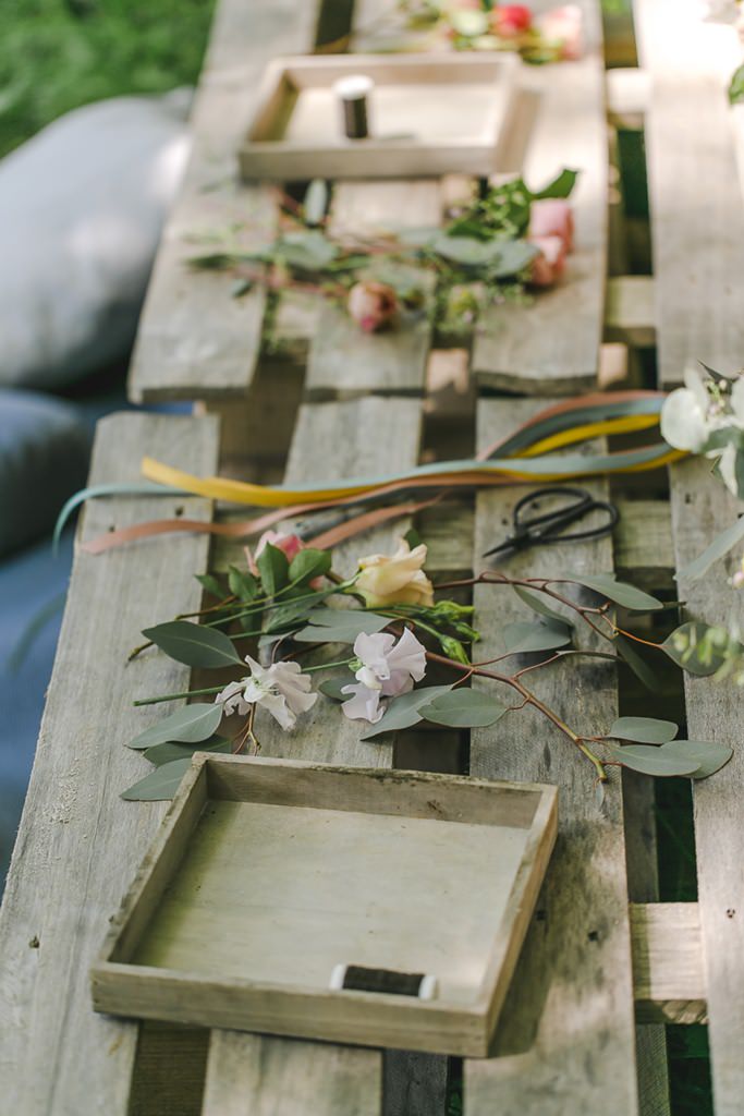 Bastelutensilien und Blumen für einen Flower Crown Workshop | Foto: Hanna Witte