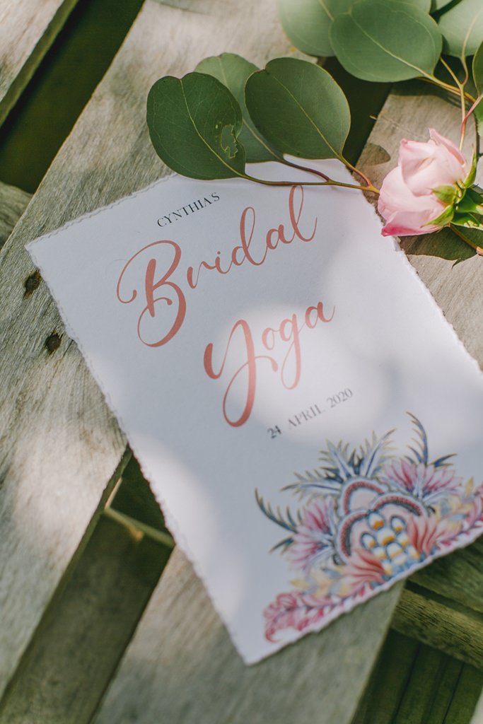 Florale Einladungskarte für einen Junggesellinenabschied mit dem Thema Bridal Yoga | Foto: Hanna Witte