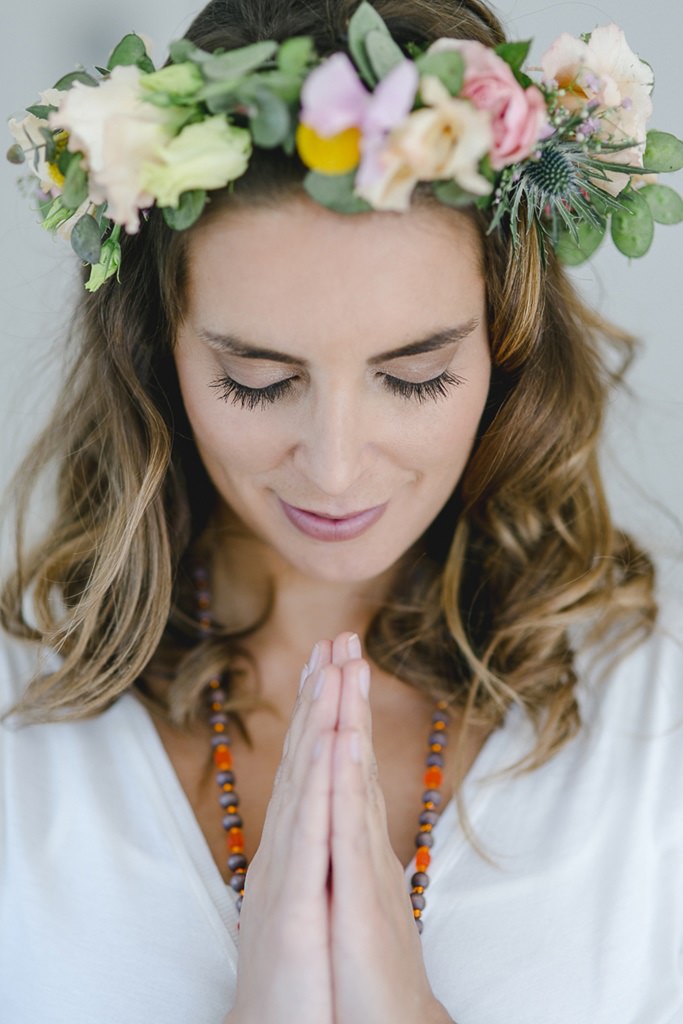Teilnehmerin eines JGA Yoga Workshops mit Blumenkranz im Haar | Foto: Hanna Witte