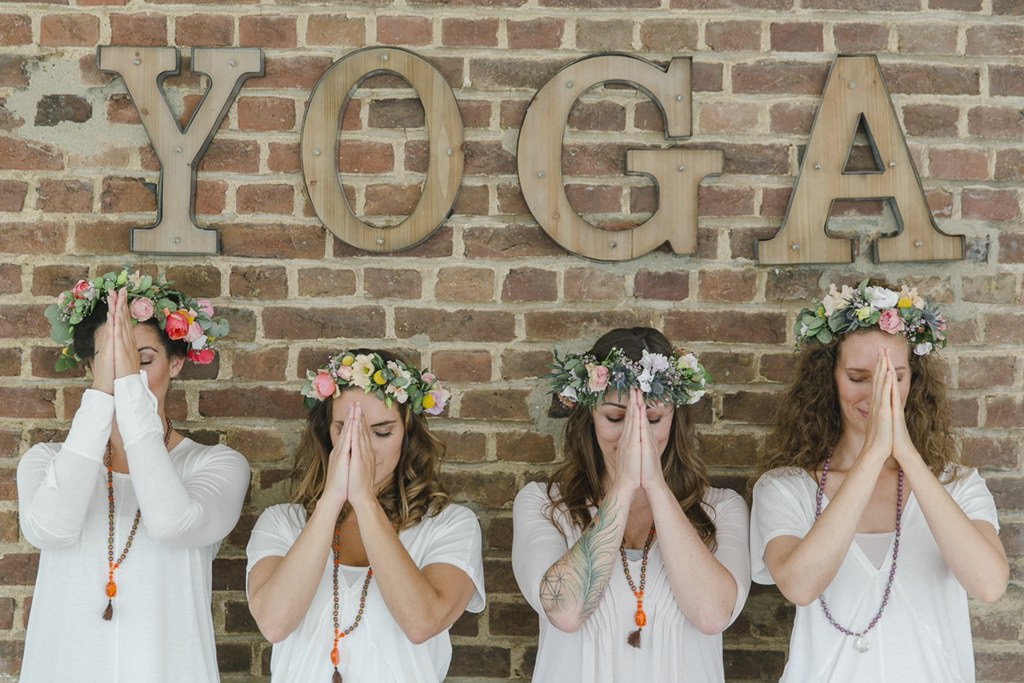 Teilnehmerinnen eines JGA Yoga Workshops mit Blumenkränzen im Haar | Foto: Hanna Witte