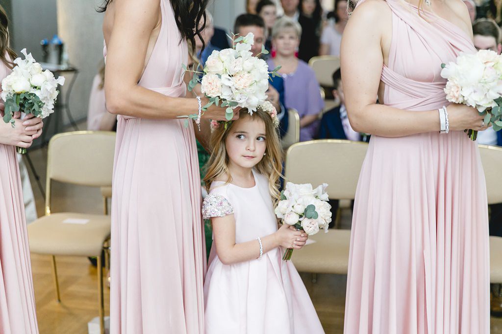 das Blumenkind bewundert die Braut | Foto: Hanna Witte