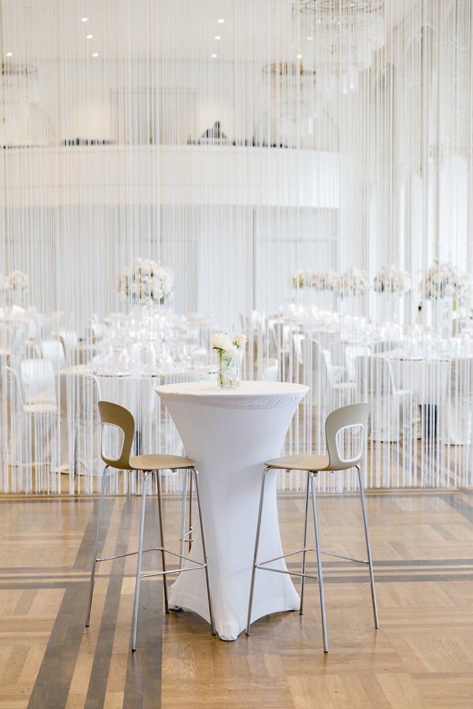 Hochzeitsfeier in der Flora Köln mit einer Deko in Weiß, Rosa und Gold | Foto: Hanna Witte