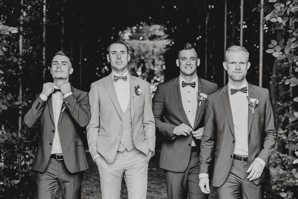 Hochzeitsgruppenfoto vom Bräutigam mit seinen Trauzeugen | Foto: Hanna Witte