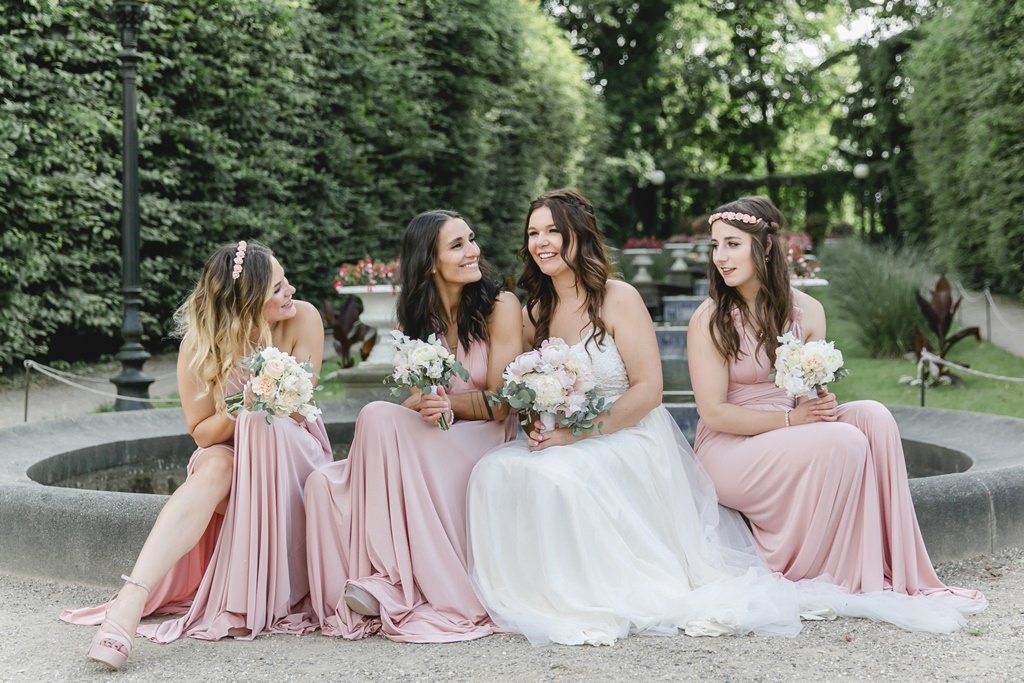 Hochzeitsgruppenfoto von der Braut mit ihren Brautjungfern | Foto: Hanna Witte