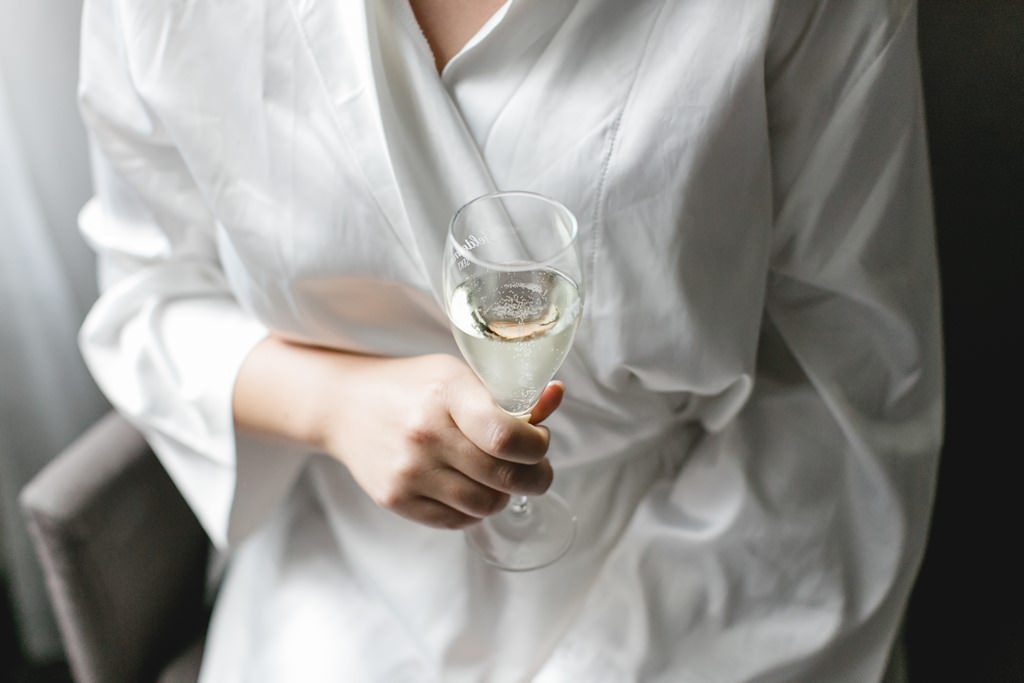 die Braut trinkt beim Getting Ready ein Glas Sekt | Foto: Hanna Witte
