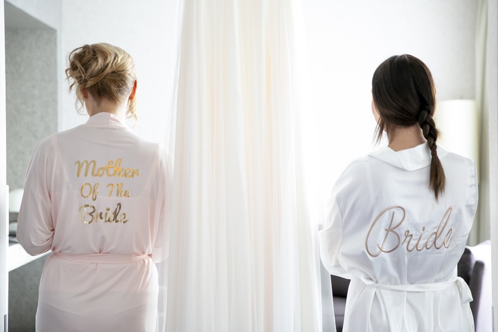 Braut und Brautmutter tragen beim Getting Ready passende Bademäntel | Foto: Hanna Witte