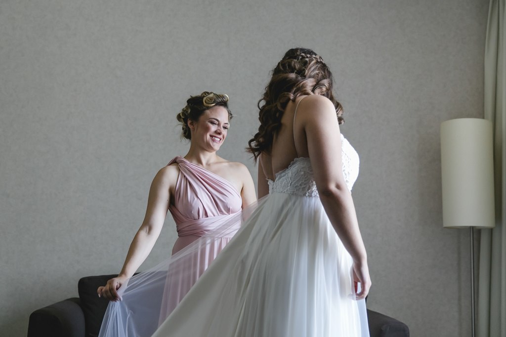 die Braut richtet beim Getting Ready ihr Brautkleid | Foto: Hanna Witte