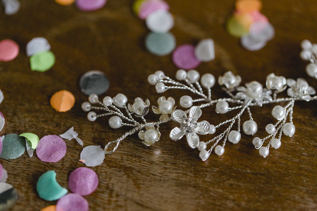Hübscher Brautschmuck mit Perlen und Blumenoptik | Foto: Hanna Witte