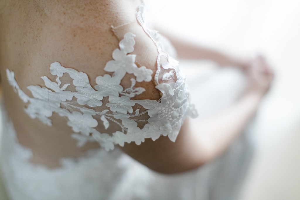Brautkleid mit Spitzendetails an der Schulter | Foto: Hanna Witte